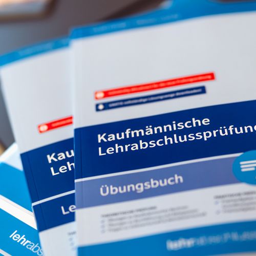 Bücherstapel mit Thema kaufmännische Lehrabschlussprüfung